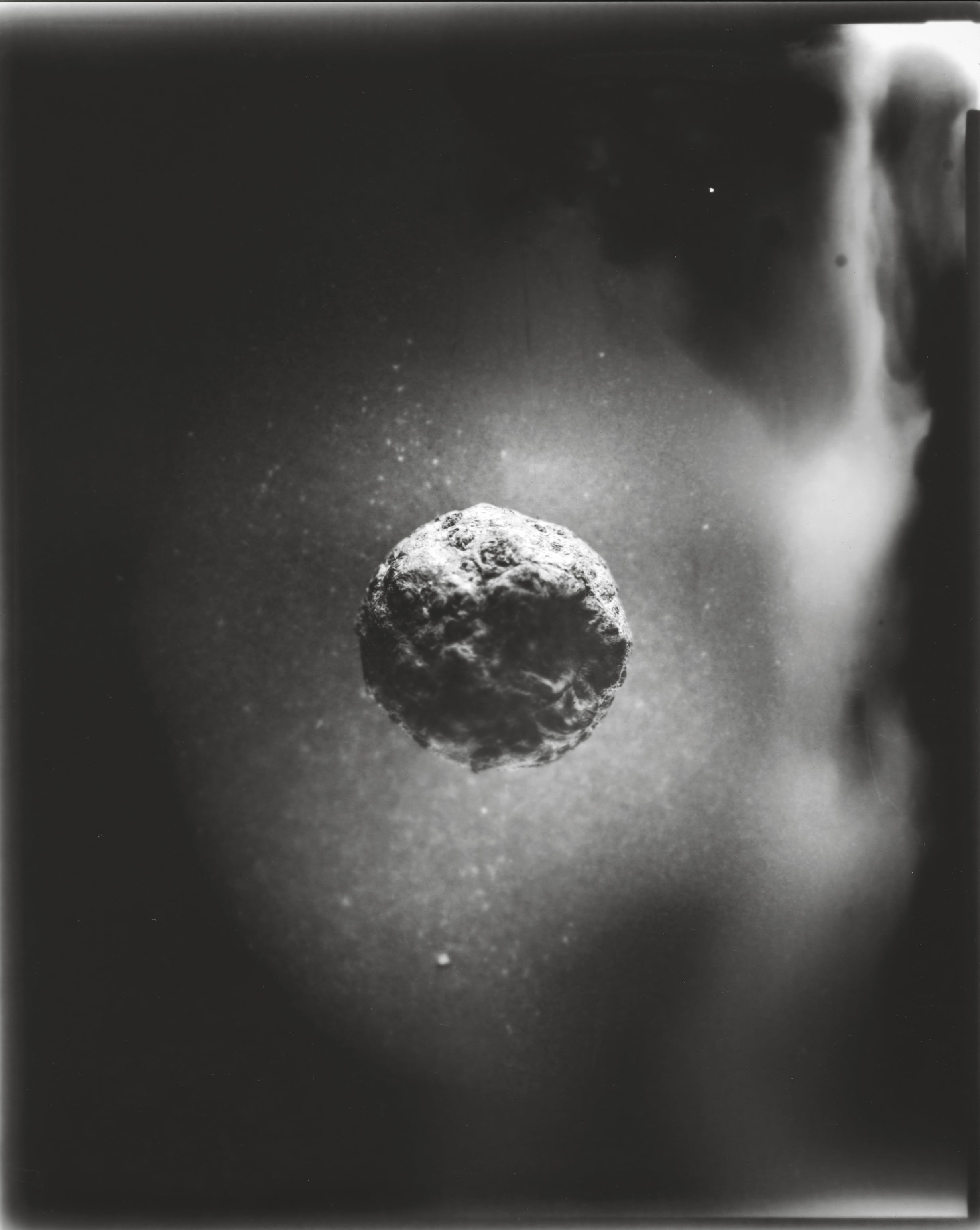 Tine Edel | Komet, 2016 | Belichtung eines 8 x10“ Papiernegativ, 24 x 30 cm analoges Fotopapier von Adox