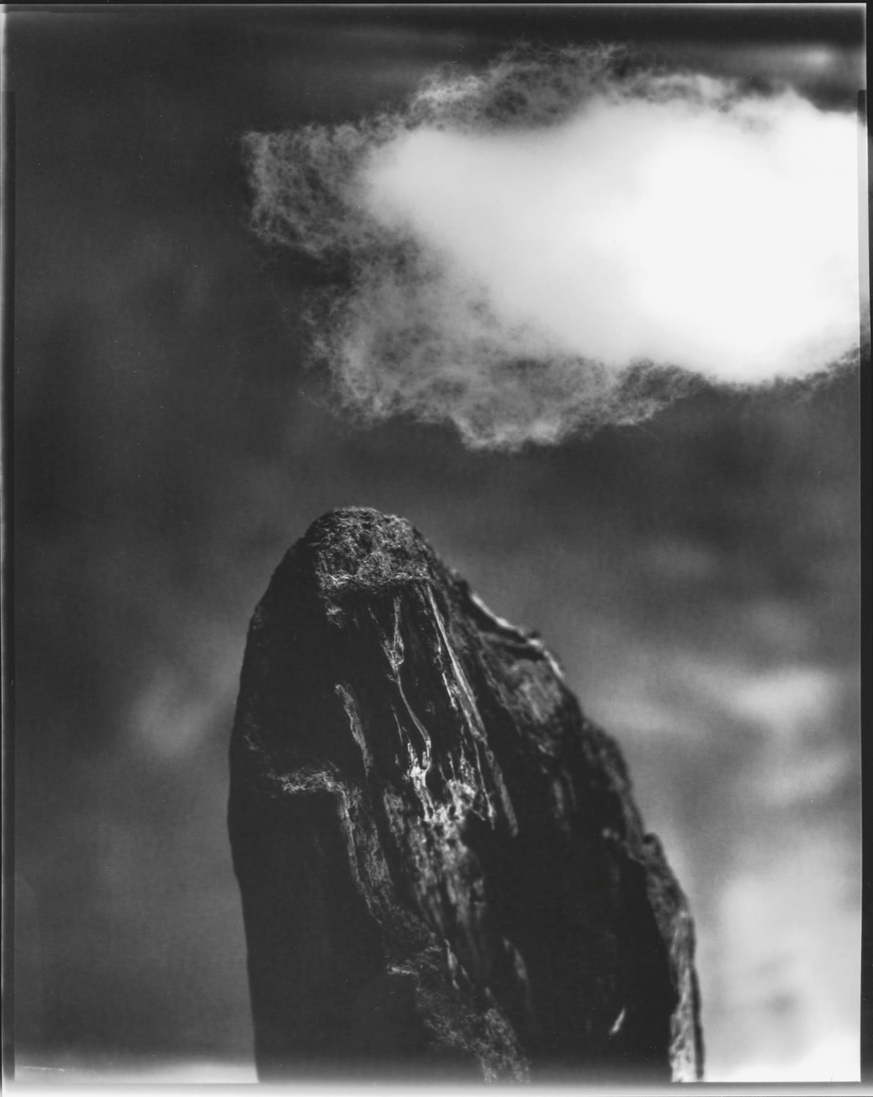 Tine Edel | Der Berg, 2016 | Belichtung eines 8 x10“ Papiernegativ, 24 x 3 0 cm analoges Fotopapier von Adox 55