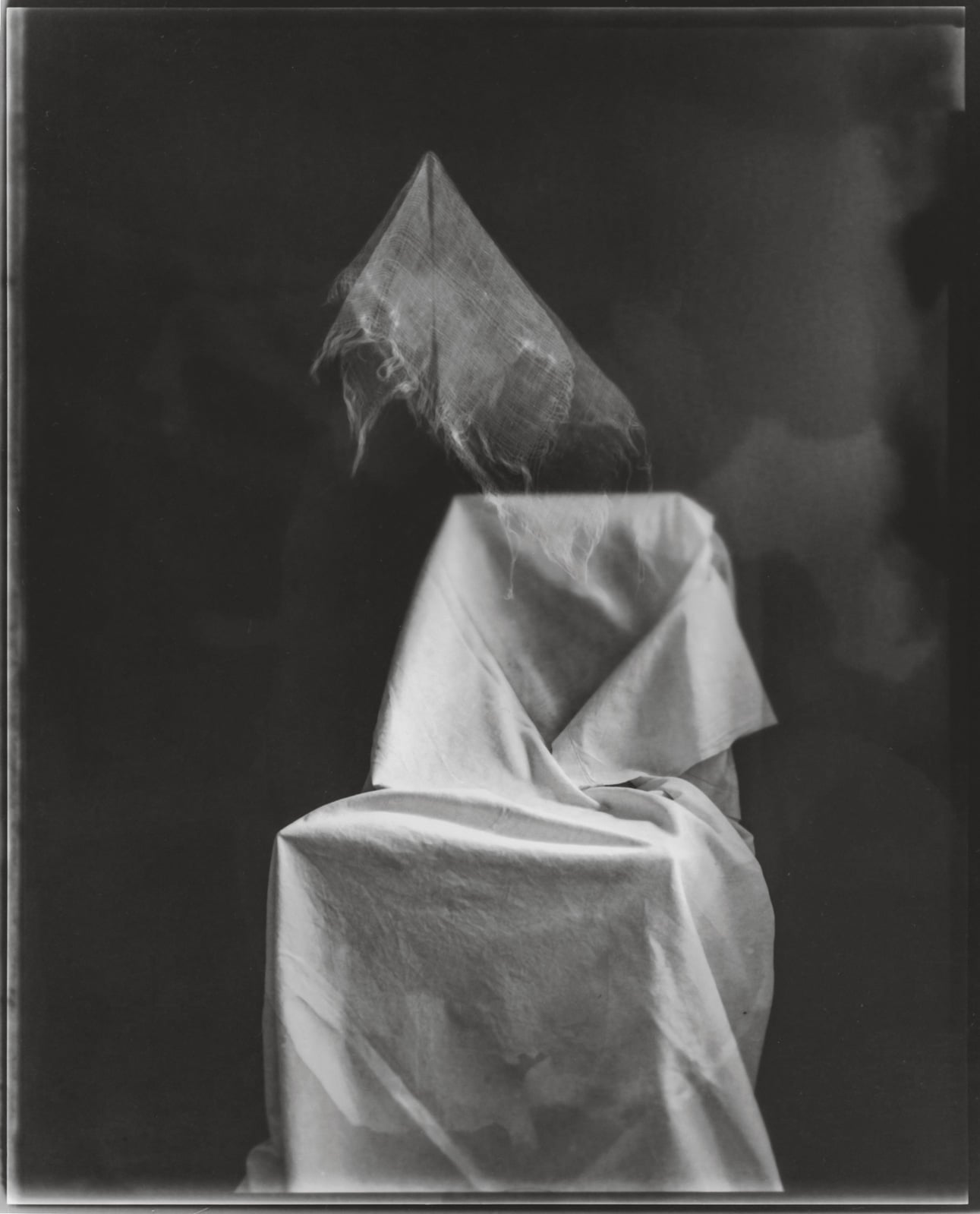 Tine Edel | Gespensterstuhl, 2016 | Belichtung eines 8 x10“ Papiernegativ, 24 x 30 cm analoges Fotopapier von Adox