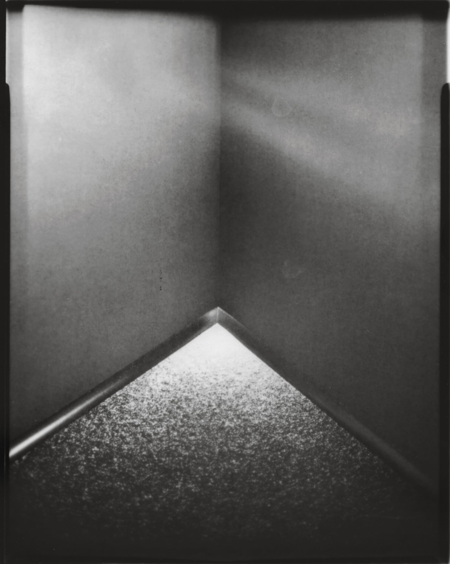 Tine Edel | Die Ecke, 2016 | Belichtung eines 4 x 5“ Papiernegativ, 13 x 18 cm analoges Fotopapier von Ilford