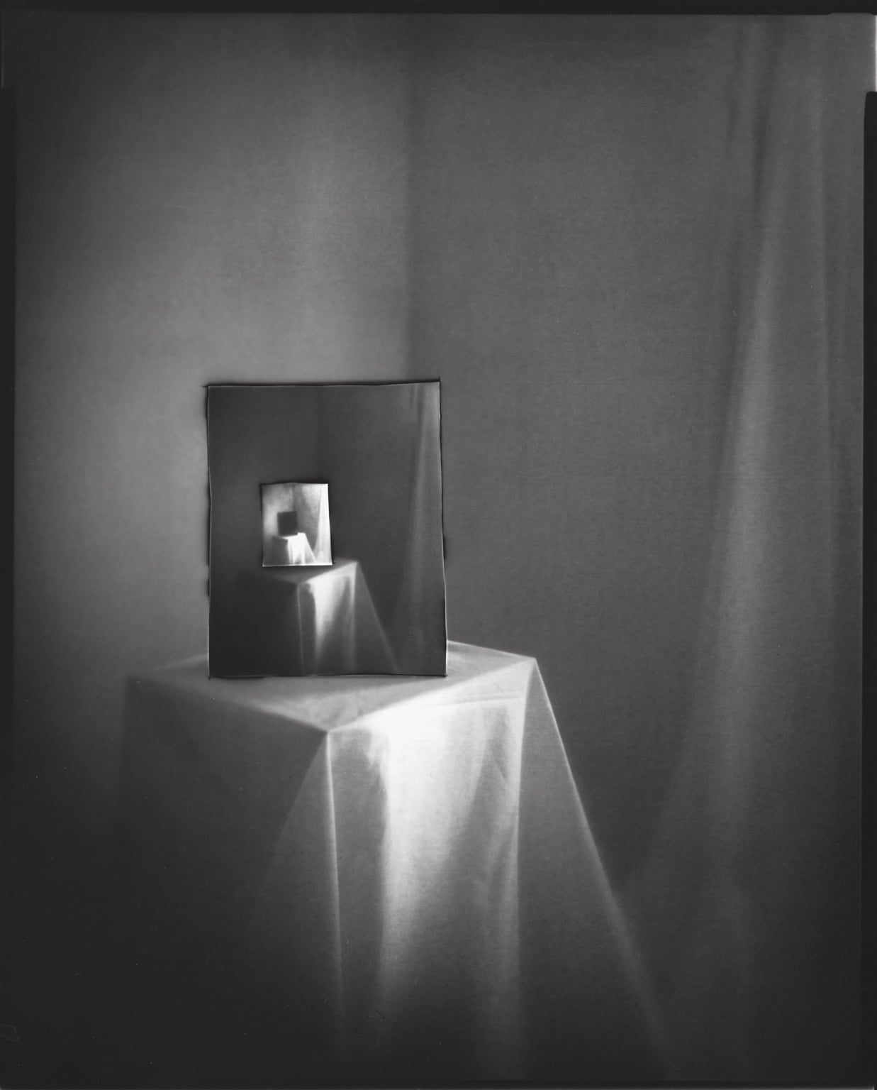 Tine Edel | Im Spiegel, 2017 | Belichtung eines 8 x10“ Papiernegativ, 24 x 30 cm analoges Fotopapier von Ilford
