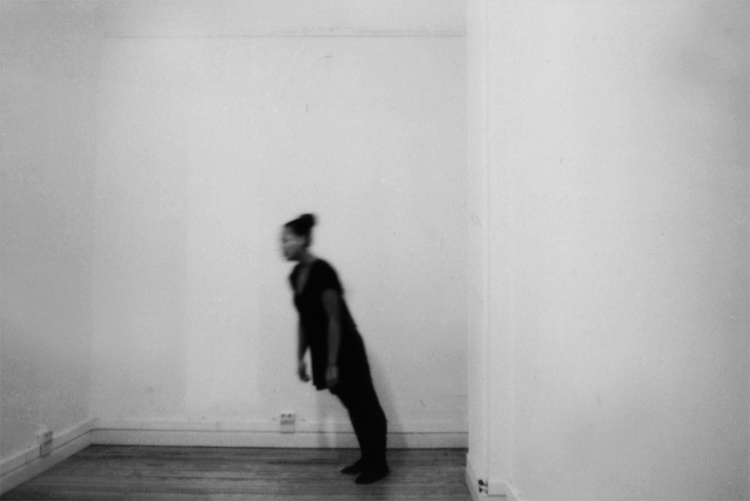Akosua Viktoria Adu-Sanyah | Falling Portrait | 2012 | Analoge Fotografie, Handabzug Baryt | © beim Fotografen
